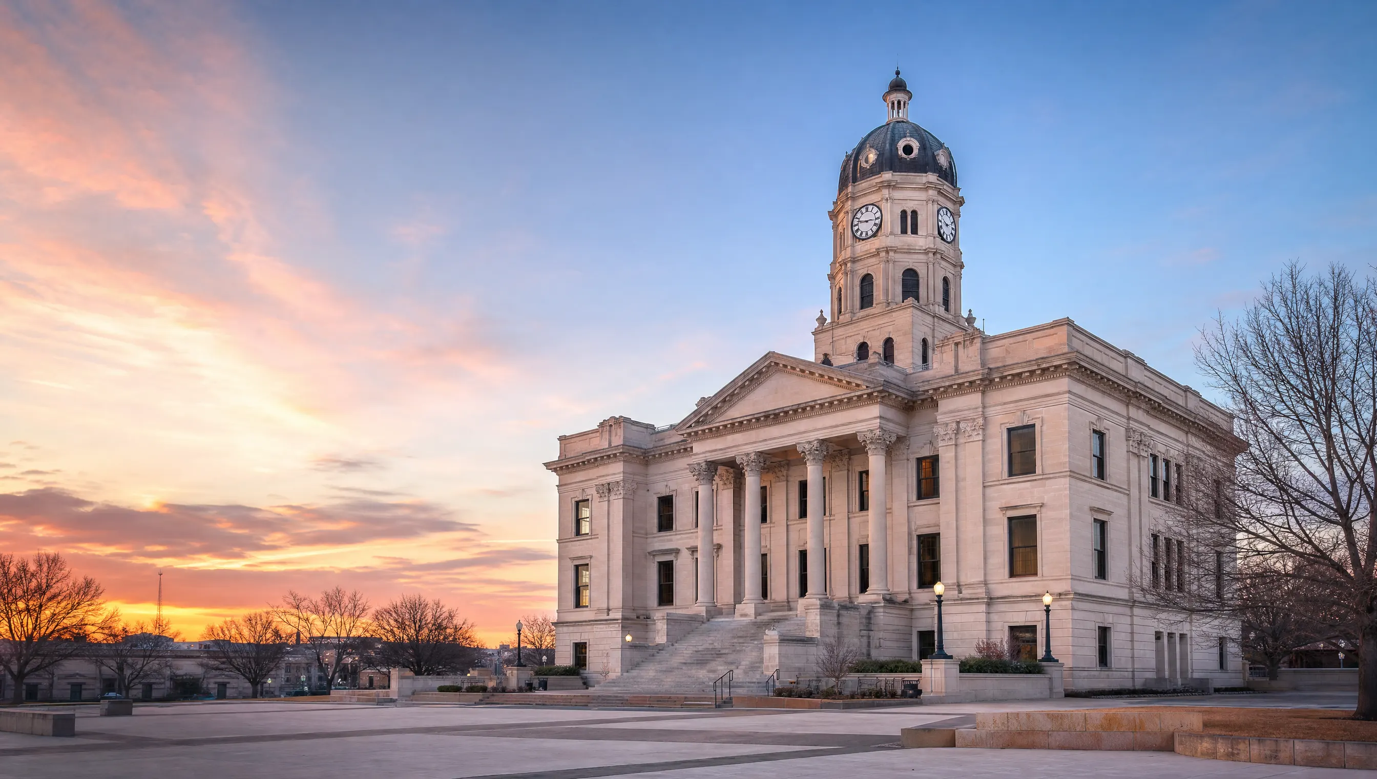 Palacio de justicia de estilo neoclásico en el condado de Collin, Texas, al anochecer.