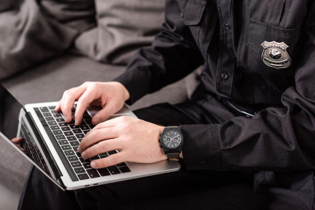 police-officer-using-laptop