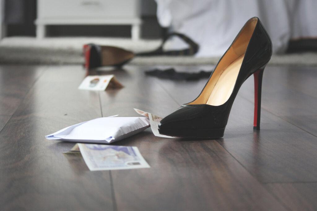 High heels with cash