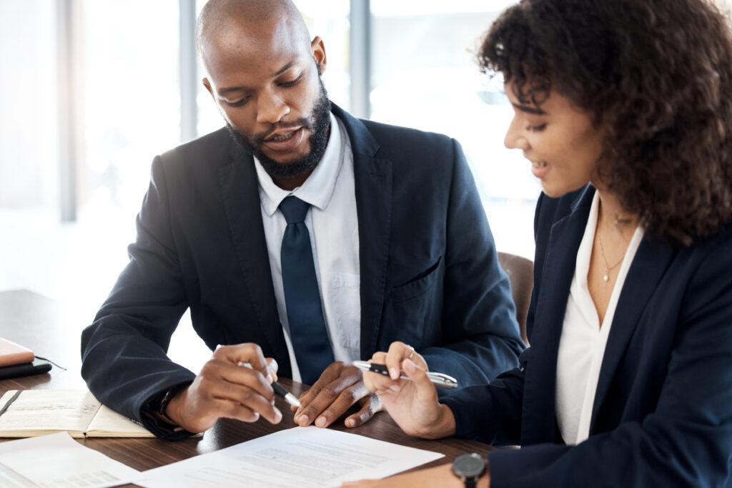 Man talking to a female lawyer seeking legal advice.